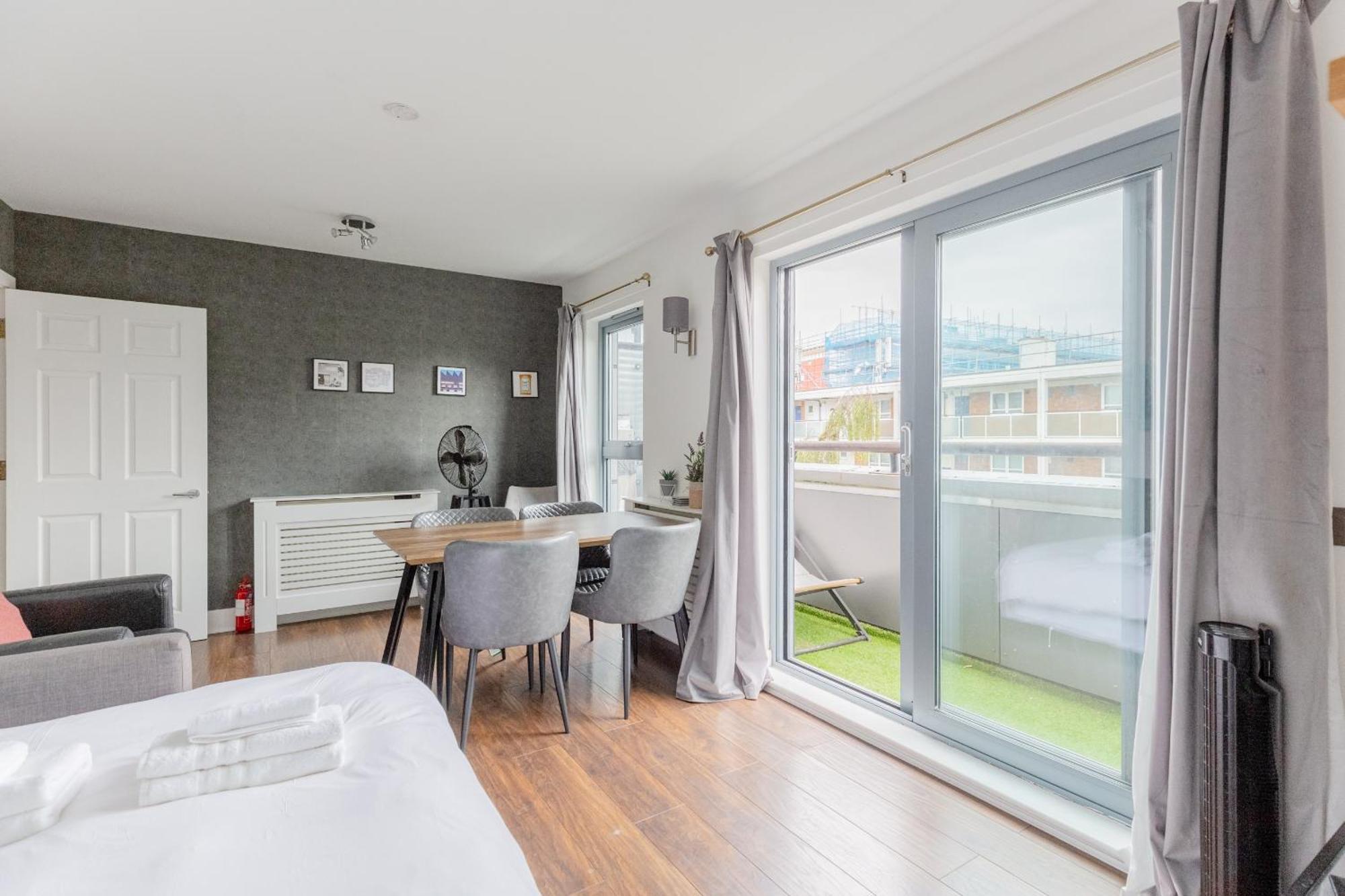 Bright 2 Bedroom Flat In Lambeth With Balcony *